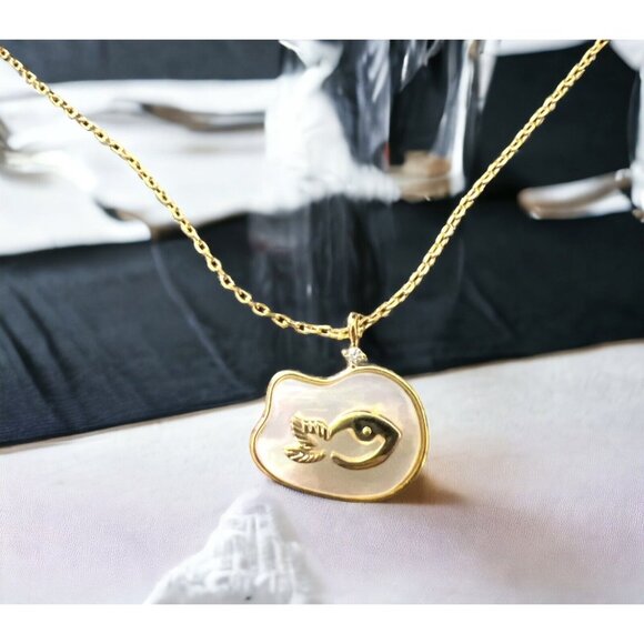 Beautiful Belk PISCES Pearlescent Gold Fish Pendant Gold Chain Necklace - Picture 1 of 7